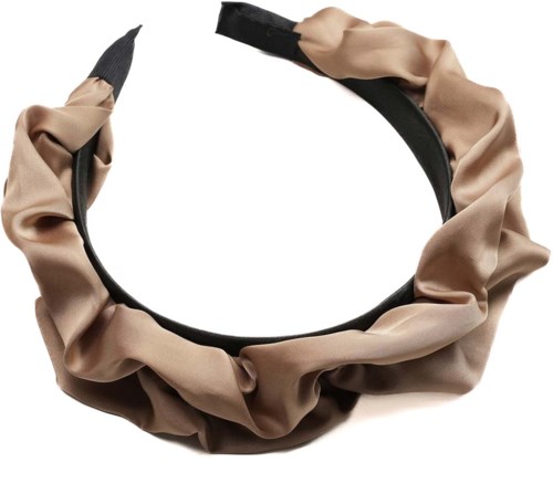 Beige Stoffhaarschmuck mit schwarzen Enden vor weißem Hintergrund.