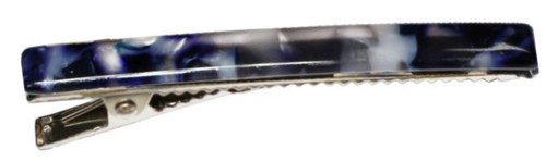 En hårklämma med blå och vita marmorerade mönster, metallfäste och texturerad grepp.