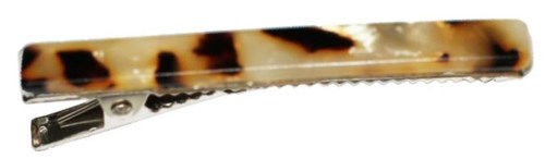 En hårklämma med tortoiseskalmönster, kurvig form och metallklämma. Den används för att hålla håret på plats.