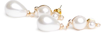 Ett pärlarmband med olika stora pärlor och guldklämmor, arrangerade i en vågig linje.