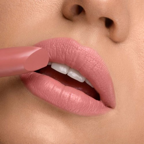 Närbild av läppar med rosa läppstift och lite öppen mun som visar vita tänder.