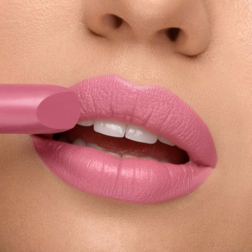 En kvinna applicerar rosa läppstift på läpparna, nära bild av mun och läppstift.