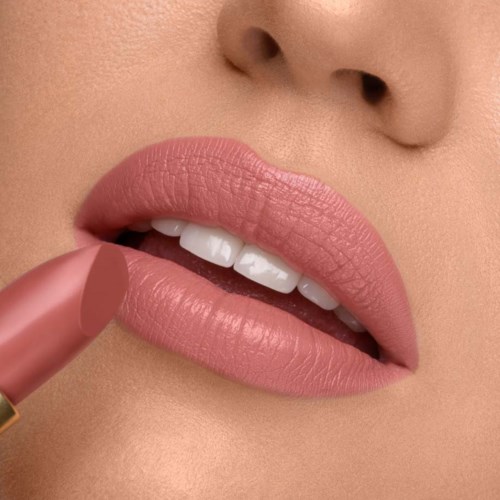Närbild av läppar med rosa läppstift, något isär, finger som rör vid underläppen.