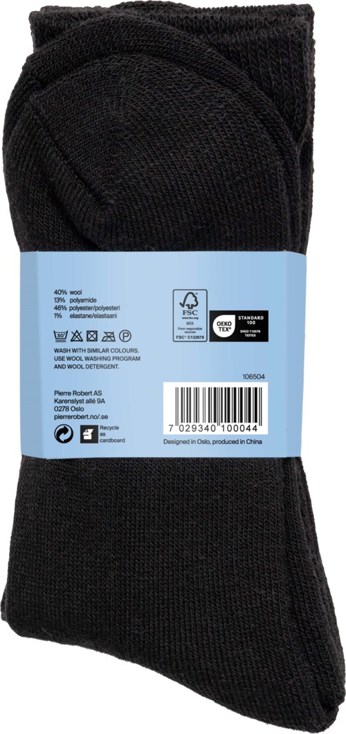 Ett par svarta strumpor med en blå etikett som visar material och tvättråd.