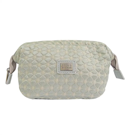 En beige väska i mjukt tyg med quiltad mönster och en liten etikett som säger "Pipol's Bazaar."
