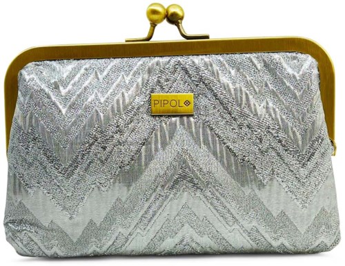 En silver- och guldbag med zigzag-mönster och en gul PIPOL-etikett. Den har en lås upptill.