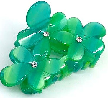 Grøn hårklemme med firebladet kløver og små rhinestones i midten af hvert blad.