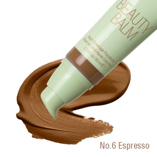 Eine Tube Gesichtscreme wird auf eine braune Oberfläche gedrückt, bildet einen Fleck. Das Etikett sagt 'Beauty Balm' und 'No.6 Espresso.'