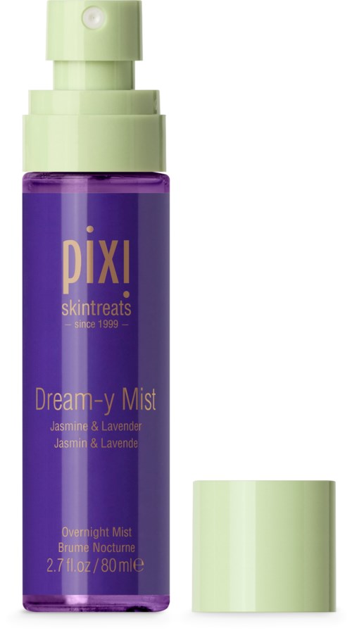 Violetti pullo, jossa vihreä suutin ja suihkepää, etiketti 'Dream-y Mist' jasmiinilla ja lavendelilla.