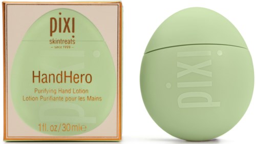 En grøn sæbecontainer og en boks med Pixi SkinTreats HandHero håndlotion. Begge er lysegrønne med enkel tekst og design.