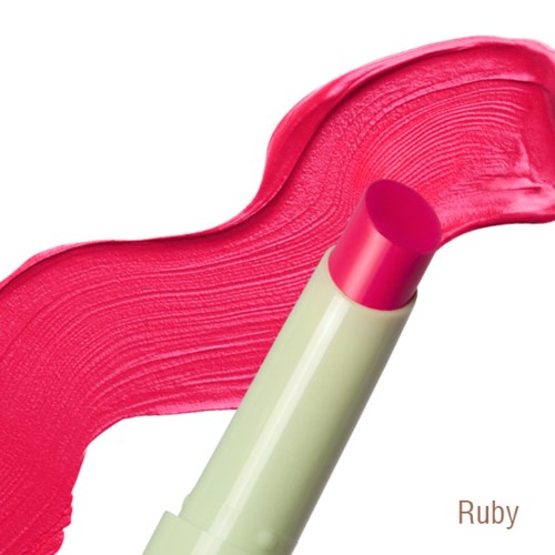 En läppstift märkta 'Ruby' med rosa färg och ett smet av läppstift.