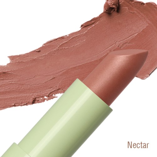 Ett läppstift med ett beige-grönt fall och korallfärgad läppstift. Läppstiftet är delvis struket på en yta med ordet 'Nectar' skrivet.
