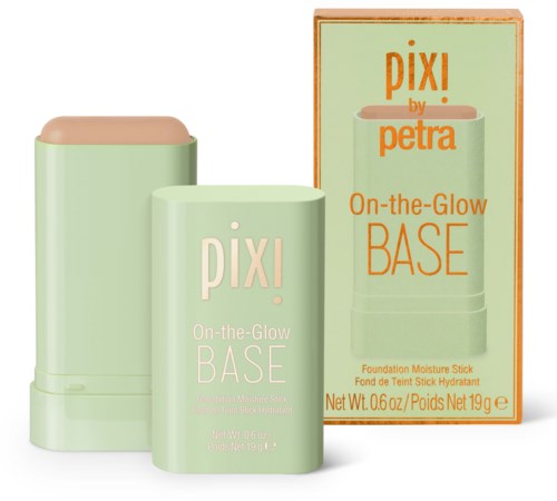 En lys grønn stav med rosa topp ved siden av emballasjen, merket 'Pixi' og 'On-the-Glow Base', fuktighetsgivende makeupprodukt.