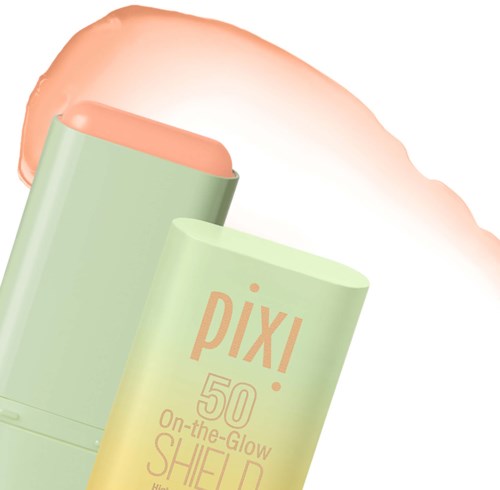 En grön tub med Pixi hudvårdsprodukter med en peachfärgad produkt som kommer ut. Tuben visar märket och produktinformationen.