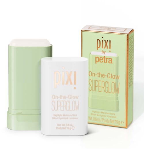 Vihreä ja valkoinen kannettava ihonhoitopötkö pakkauksessa, nimeltä PIXI On-the-Go Superglow, tarkoitettu ihon kirkastamiseen.