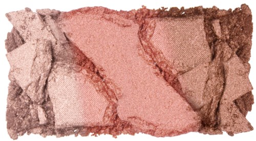 Trasiga och krossade rosa och beige sminkpuder mot en vit bakgrund.