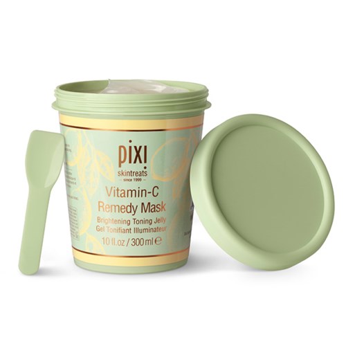 En burk med Pixi Vitamin C Remedy Mask med en spatula, mot en enkel bakgrund.