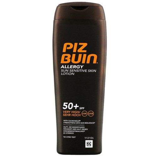 En svart flaske med oransje og hvit tekst for PIZ BUN solkrem, SPF 50+, for sensitiv hud, hudbeskyttelse og UV-sikkerhet.