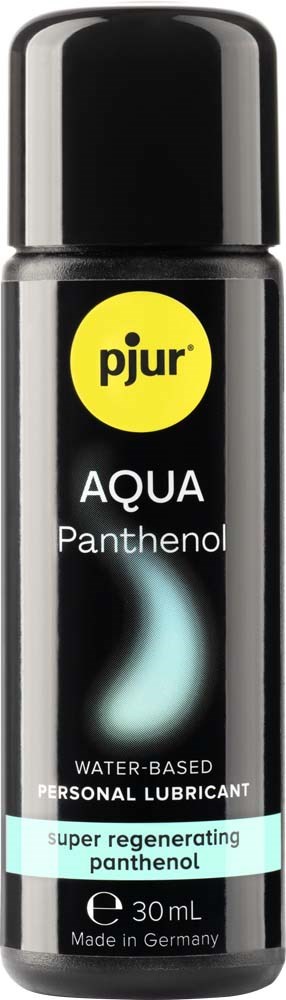 En liten svart flaska med en gul etikett visar Pjur Aqua vattenbaserat glidmedel med Panthenol. Den säger 30 mL tillverkad i Tyskland.