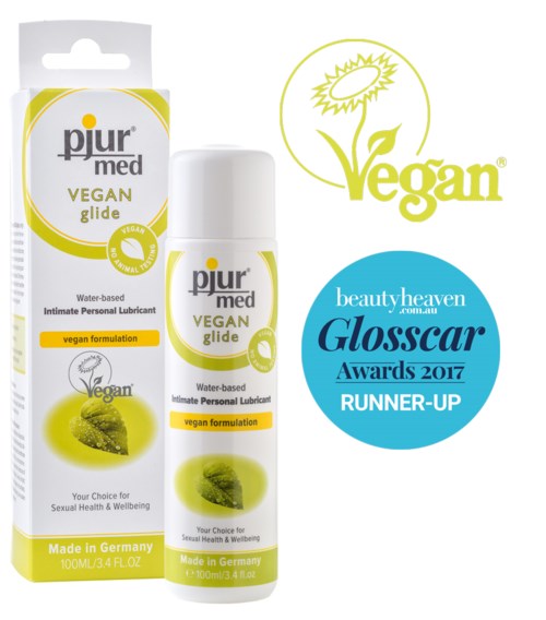 En vegansk personlig lubricantenhet i gul og hvit emballasje med en stor "Vegan"-logo og utmerkelser.