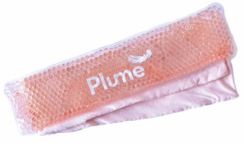 En pink stofpose med ordet 'Plume' og en fjerlogo, pakket ind i bobleplast.