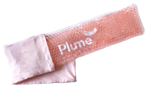 Et pink og hvidt produkt med ordet "Plume" og en lille fuglelogo. Det ser ud til at være et blødt stof.