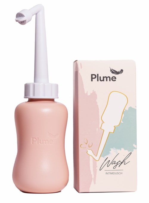 Różowa butelka z długim dyszlem i opakowanie z napisem 'Plume' i 'Vach', wskazujące na produkt higieniczny.
