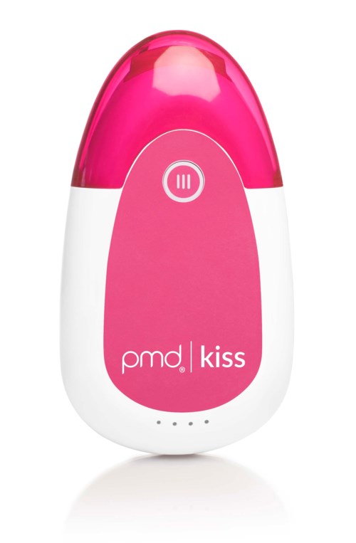 En lille, pink og hvid enhed med mærket 'pmd kiss', sandsynligvis et skønheds- eller hudplejeprodukt.