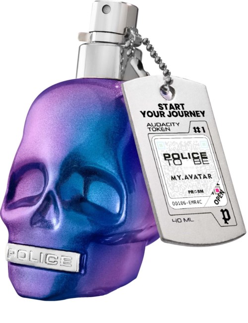 Een blauw en paars schedelvormige fles met politielabel en een tag die op een ticket lijkt.