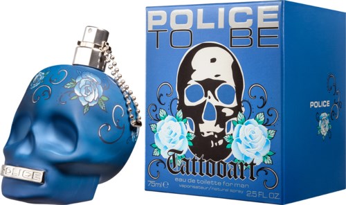 En blå doftflaska i form av ett skalle med blommor och en box med skalle som är märkt 'Police To Be Tattooart' och 'eau de toilette'.