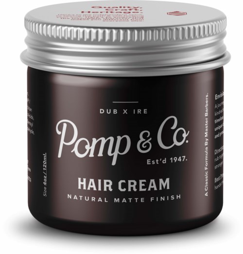 Een potje Pomp & Co. haarkreem met zwarte body en zilveren deksel, gelabeld als natuurlijke matte afwerking.