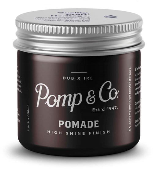Een zwarte pot met een zilveren deksel, met label 'Pomp & Co. Pomade, High Shine Finish,' voor haarstyling.