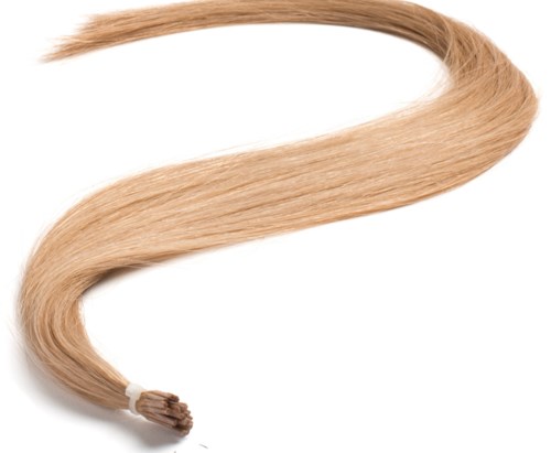 En blond hårforlængelse med en let krølle, holdt med en lille elastik i enderne.