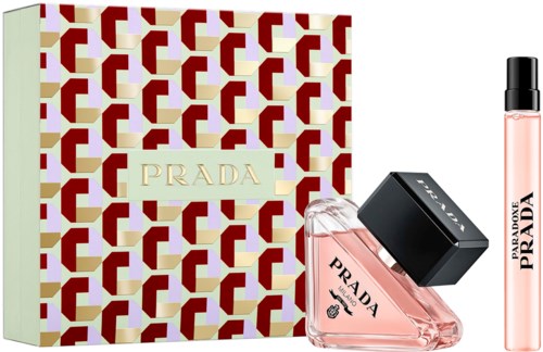 Prada duftegavesæt med en lyserød parfymeflaske og en rullet parfymespray i en boks med geometrisk mønster.