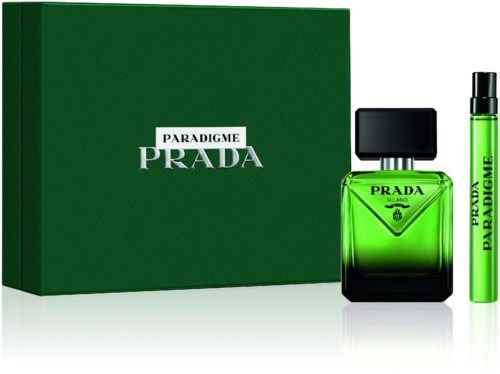 Ett parf köpset med en grön flaska, en mindre sprej och en grön box märkt Prism Prada Paradigm.
