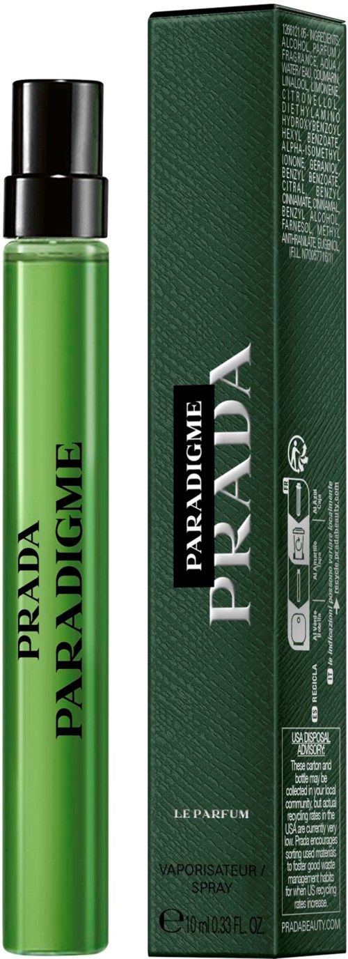 Zielona butelka perfumu sprayowego obok pasującego zielonego opakowania z informacjami o produkcie.