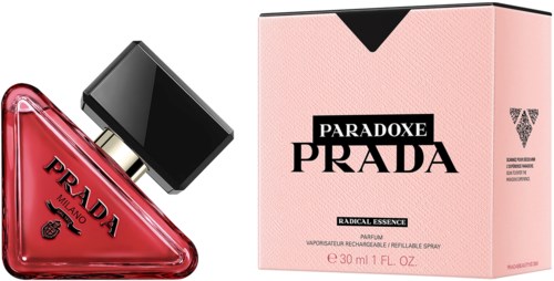 En Prada-parfymeflaske i trekantet form med svart hette og rosa eske med teksten "Paradox" og "Prada".