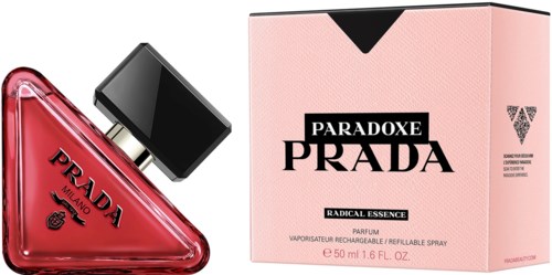 En rosa eske og en rød parfymeflaske med svart hette, merket "Prada" og "Radical Essence".