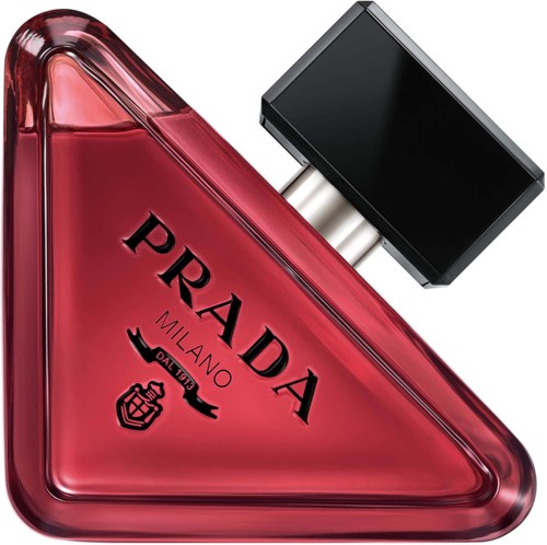 Rote Prada Milano Parfüm mit schwarzem Deckel und Logo auf der Flasche.