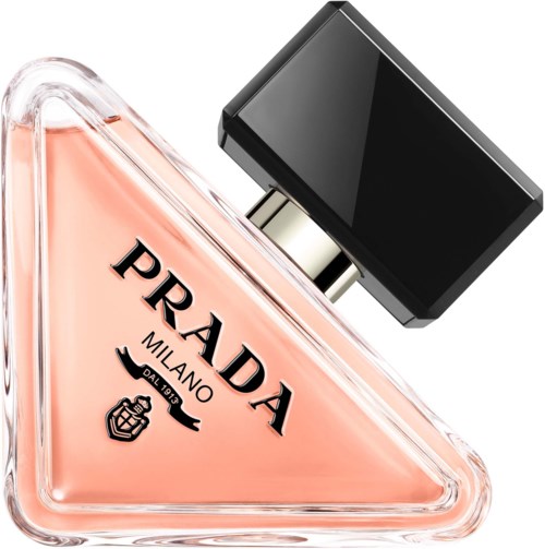 En parfyllflaska med rosa vätska och svart lock, med Prada Milano-tryck.