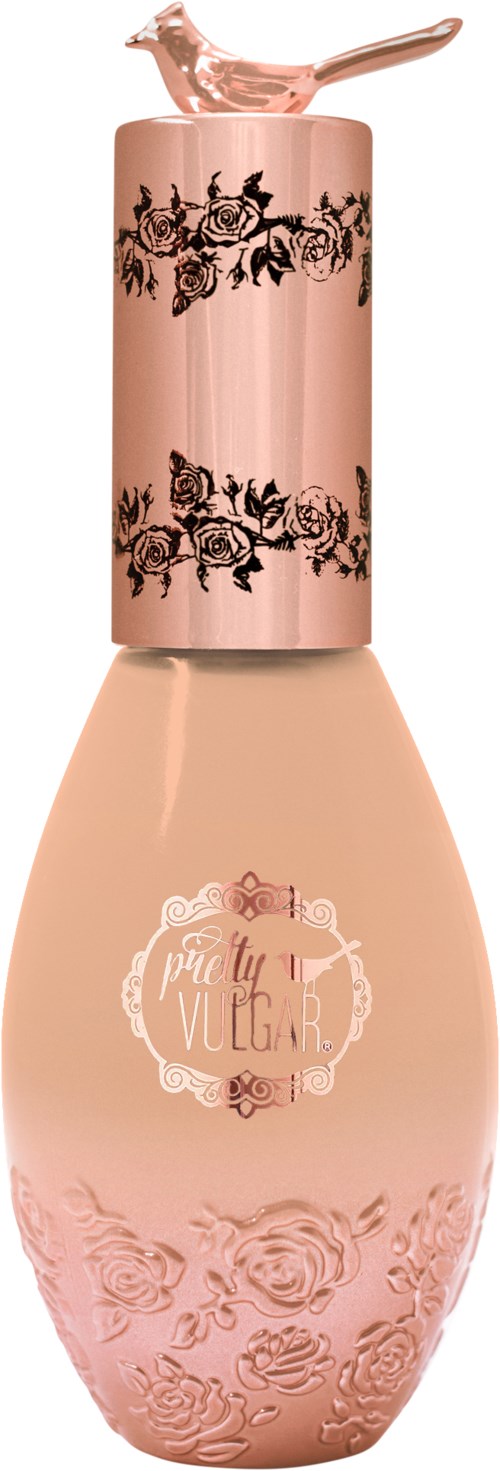 En rosa flaska med svarta blomsterillustrationer och en etikett som säger "Pretty Vugar". Den har en rundad bas och en spraypump.