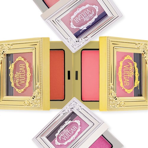 Zwei Make-up-Produktblush-Schalen, eine in Gold, die andere transparent, geöffnet, um pinke und pfirsichfarbene Rouge zu zeigen.