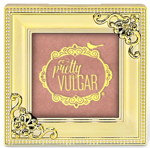 Eine dekorative Make-up-Compact mit goldenem Rahmen, rosa Rouge im Inneren und einem Logo, das "pretty VULGAR" sagt.