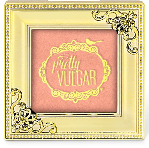 Ein pinkes Rouge-Puder mit goldenen Verzierungen und der Aufschrift "pretty VULGAR" in der Mitte.