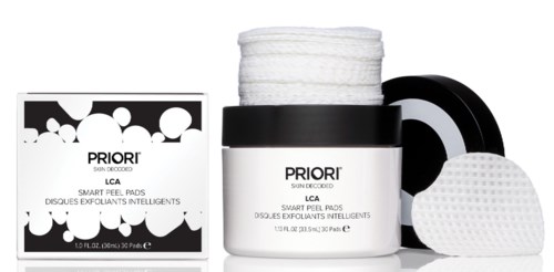 Et hudpleieprodukt kalt PRIORI LCA med peelpads, et krukke, en boks og en puff. Alle er svart, hvitt og grått.