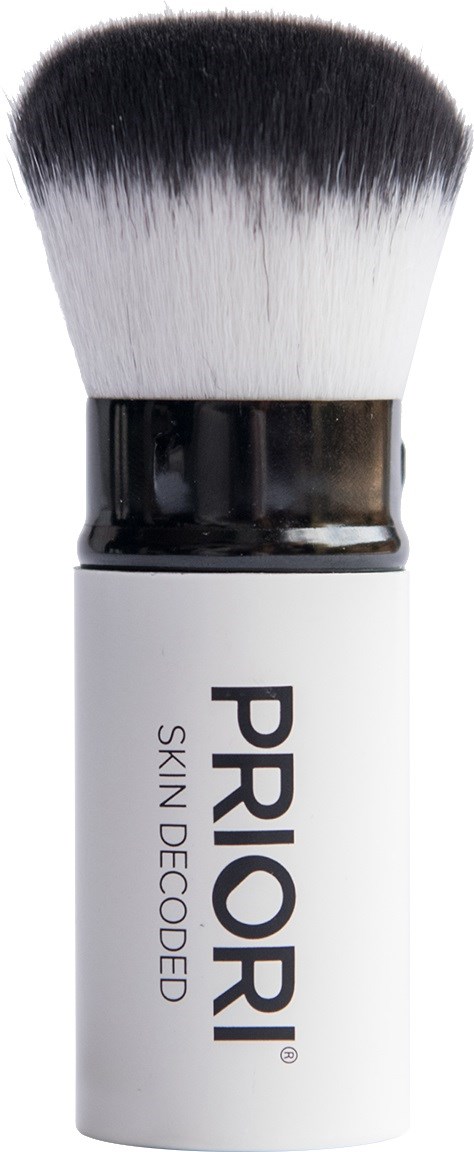 En makeupborste med svarta och vita borst och en vit handtag märkta 'PRIOR SKIN DECODED.'