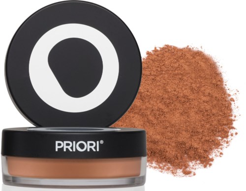En liten behållare med brunt pulver och en svart lock med en vit cirkel. Varumärket 'PRIORI' står på locket.