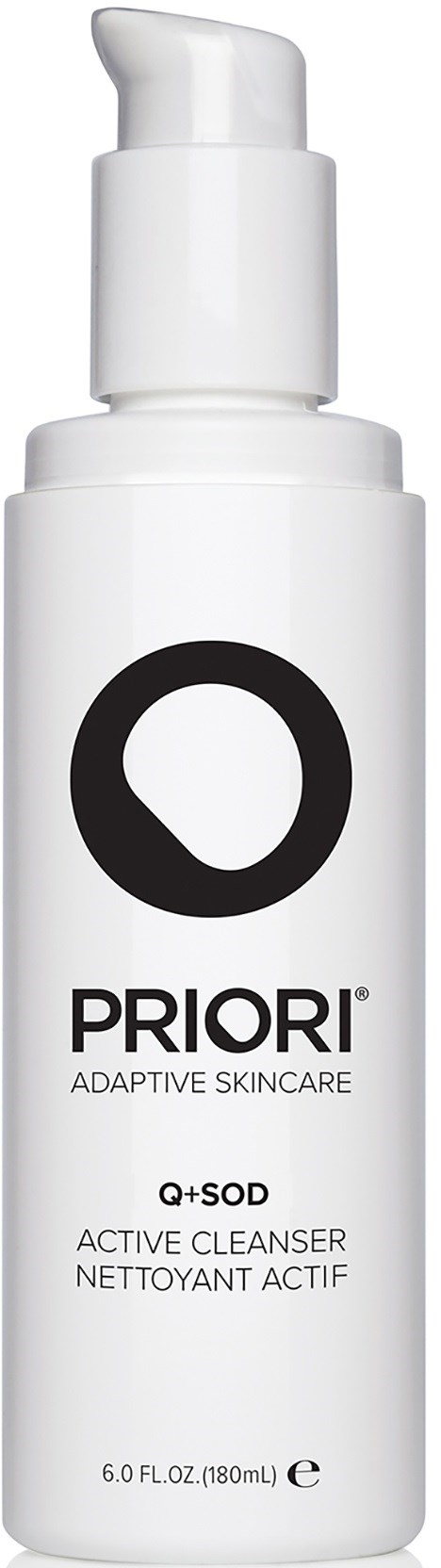 En vit flaska med pump, märkt Priori Q+SOD Active Cleanser, visas.