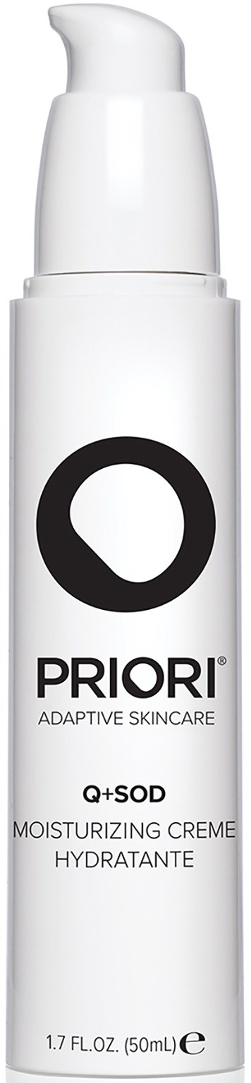 En hvid flaske med Priori fugtighedscreme med pumpe, etiketten siger 'Q+SOD Moisturizing Creme Hydratante'.