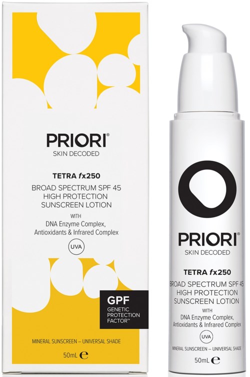 En hvit flaske med pumpe ved siden av en eske, begge merket 'Prior Tetra FX250' for solkremer med SPF 45.